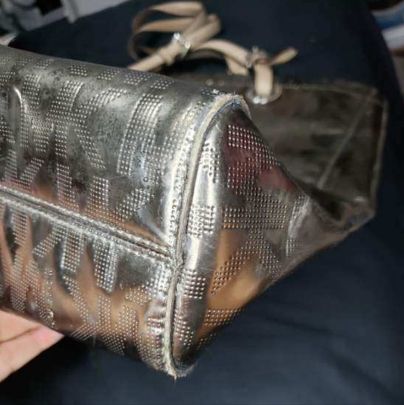 MICHAEL KORS Metallic Pewter Mirror Logo PVC & Leather North South Jet Set Tote - Picture 8 of 16